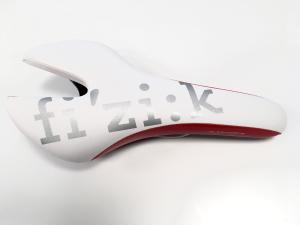 sedlo Fizik Ardea, wht/red, code: 7369SXS019B51